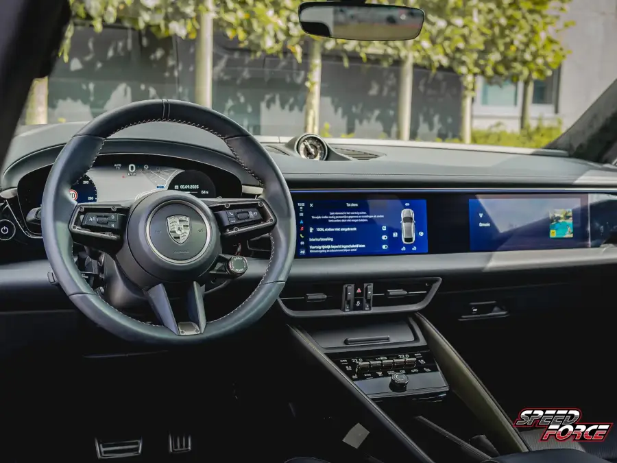 Interior Porsche Macan TURBO EV
